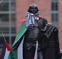چفیه و پرچم فلسطین بر دوش بنیانگذار آمریکا